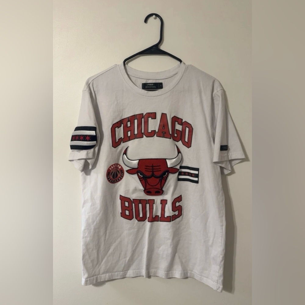 Chicago Bulls Pro Standard Men’s Large T-Shirt White & Red NBA Patch Logo